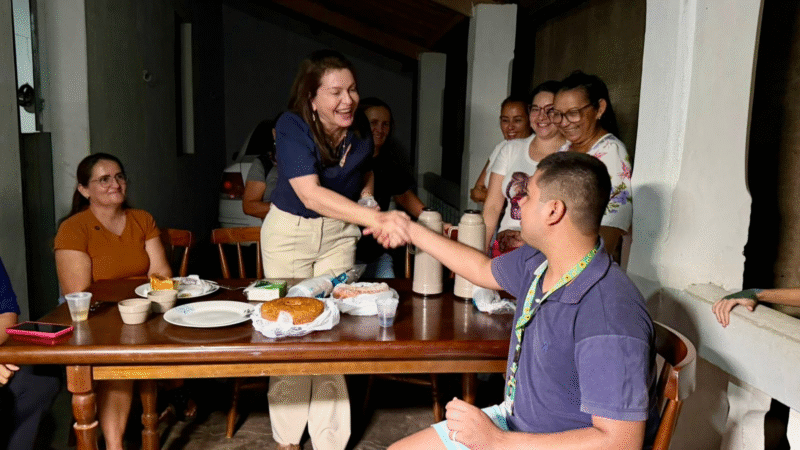 Milena Galvão é recebida por moradores da Rua Auleta Pereira que comemoram pavimentação aguardada há 40 anos.