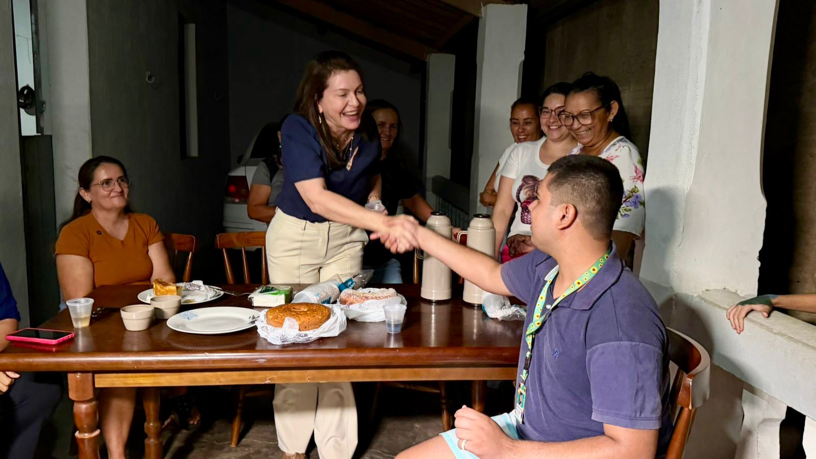 Milena Galvão é recebida por moradores da Rua Auleta Pereira que comemoram pavimentação aguardada há 40 anos.