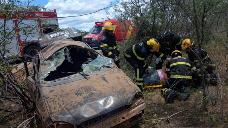 Corpo de bombeiros militar atua em acidente na RN-041