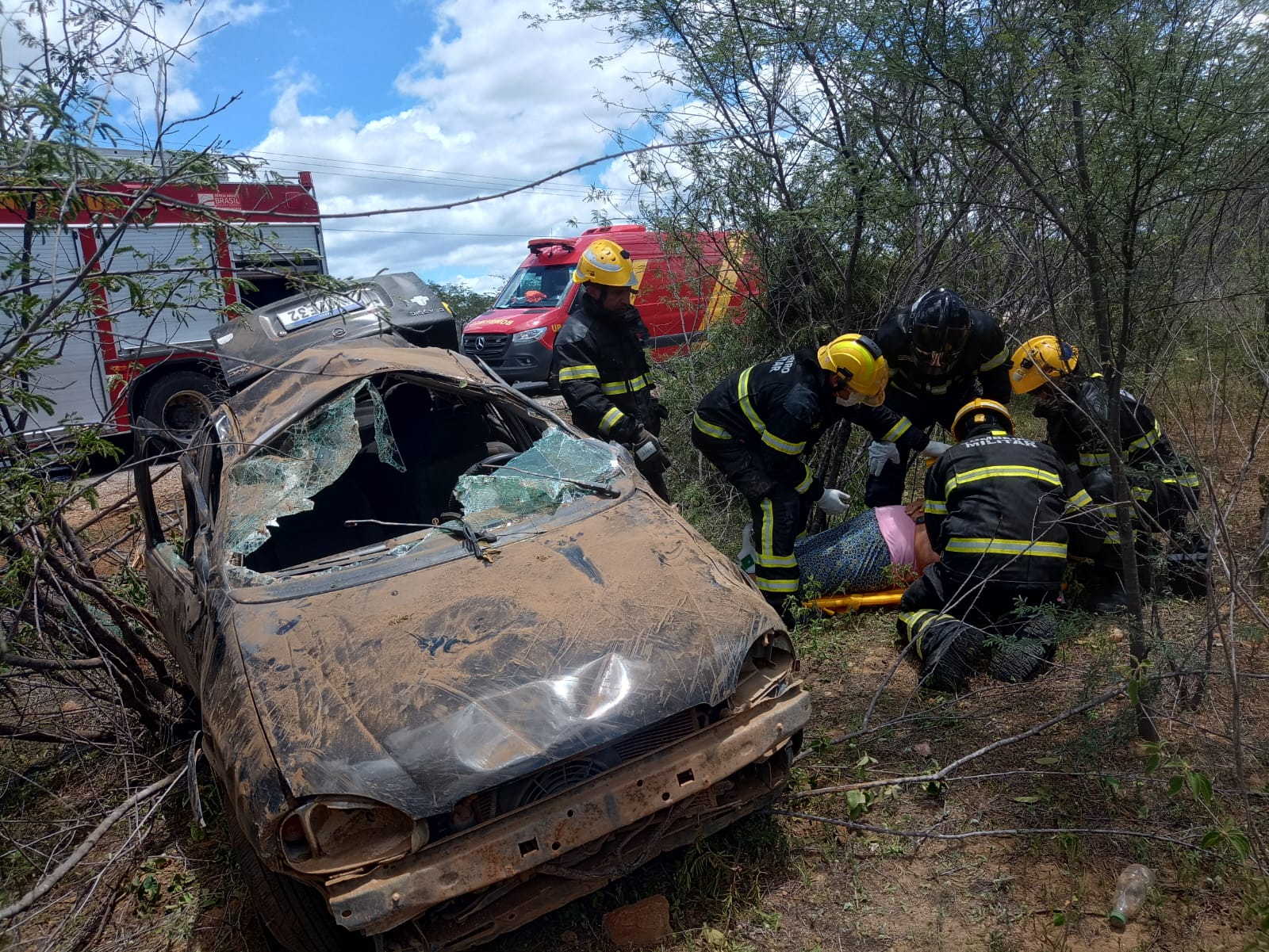 Corpo de bombeiros militar atua em acidente na RN-041