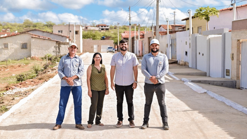 PREFEITURA CONCLUI PAVIMENTAÇÃO DA RUA CHICO PACHECO E GESTÃO ANUNCIA NOVAS OBRAS NO BAIRRO RADIR PEREIRA