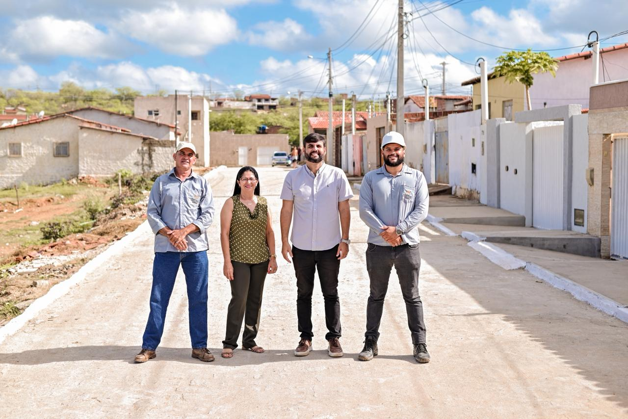 PREFEITURA CONCLUI PAVIMENTAÇÃO DA RUA CHICO PACHECO E GESTÃO ANUNCIA NOVAS OBRAS NO BAIRRO RADIR PEREIRA