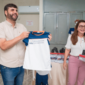 PREFEITURA DE CURRAIS NOVOS INICIA ENTREGA DE FARDAMENTO ESCOLAR PARA ALUNOS DA REDE MUNICIPAL DE ENSINO