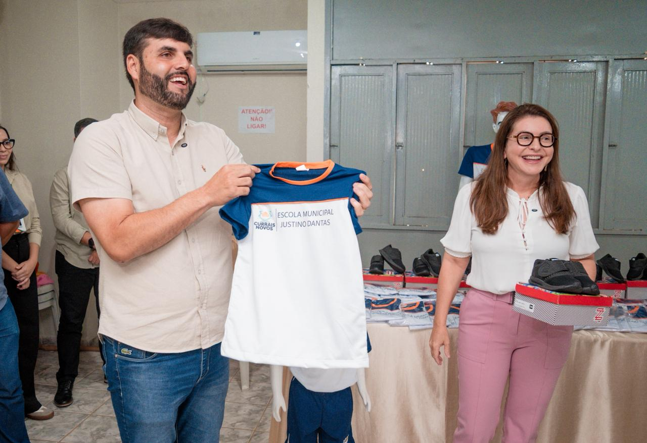 PREFEITURA DE CURRAIS NOVOS INICIA ENTREGA DE FARDAMENTO ESCOLAR PARA ALUNOS DA REDE MUNICIPAL DE ENSINO