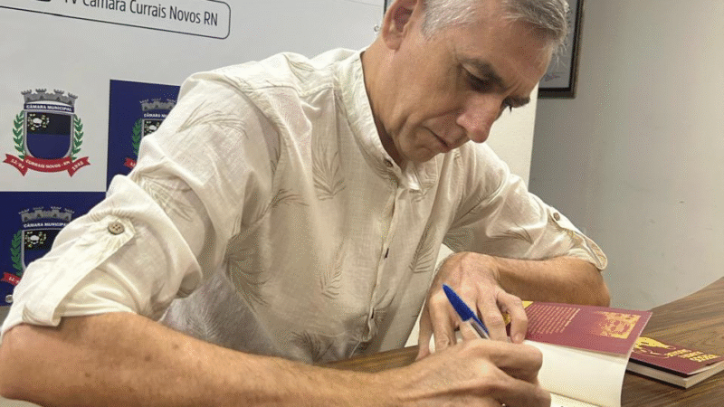 Escritor Leo Medeiros lança livro “ versos de amor e saudade” na Câmara Municipal de Currais Novos