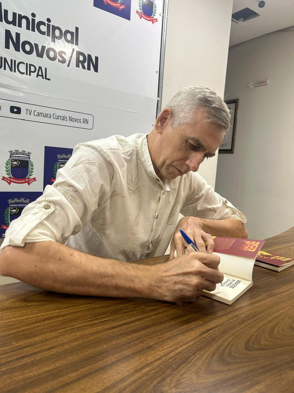 Escritor Leo Medeiros lança livro “ versos de amor e saudade” na Câmara Municipal de Currais Novos