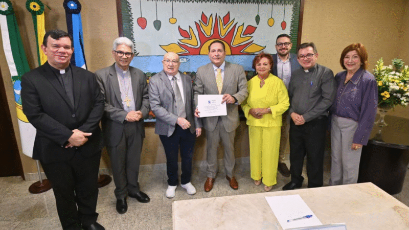 Ezequiel Ferreira recebe comissão da canonização de Padre João Maria
