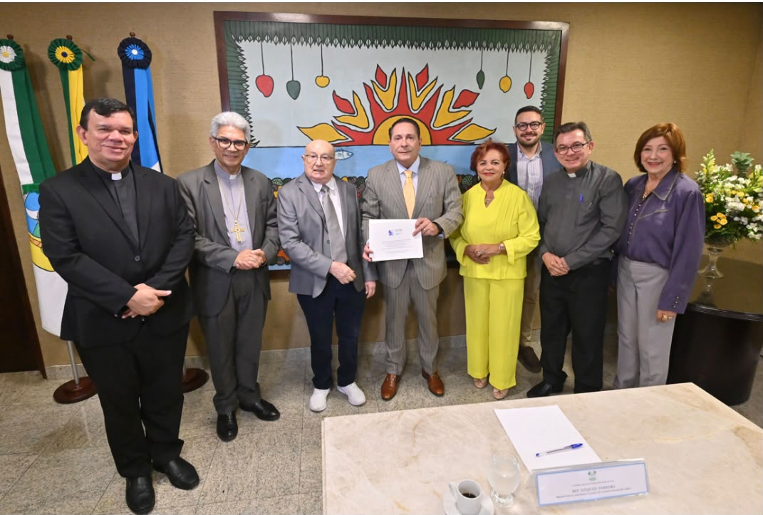 Ezequiel Ferreira recebe comissão da canonização de Padre João Maria