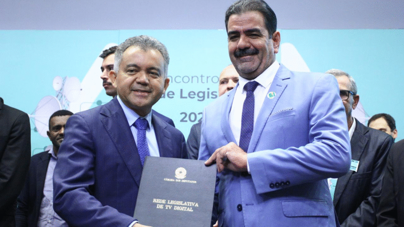 Em Brasília, presidente João Gustavo assina acordo de cooperação para obter sinal aberto da TV Câmara de Currais Novos