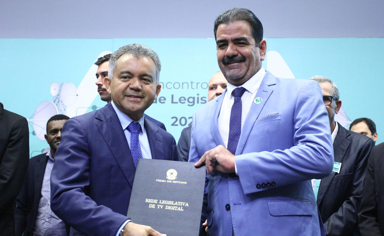Em Brasília, presidente João Gustavo assina acordo de cooperação para obter sinal aberto da TV Câmara de Currais Novos