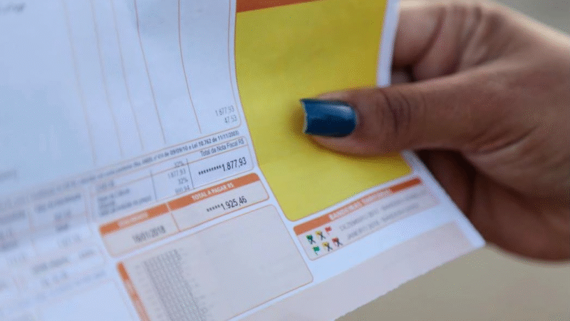 ANEEL mantém bandeira amarela e conta de luz continua com cobrança extra em agosto