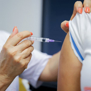 Campanha de multivacinação reforça importância de manter cartão de vacinas atualizado em Santa Cruz