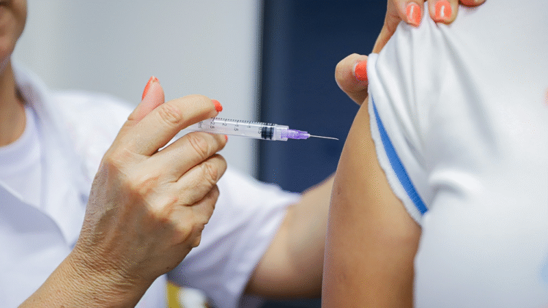 Campanha de multivacinação reforça importância de manter cartão de vacinas atualizado em Santa Cruz