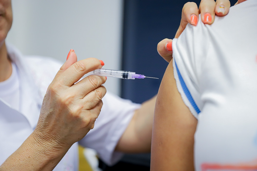Campanha de multivacinação reforça importância de manter cartão de vacinas atualizado em Santa Cruz